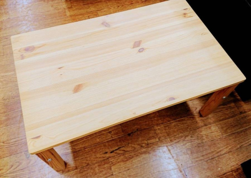 家具のテーブル