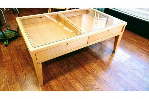 生活家具のテーブル