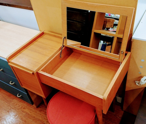 特選家具のドレッサー