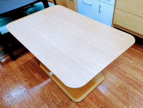 家具のテーブル