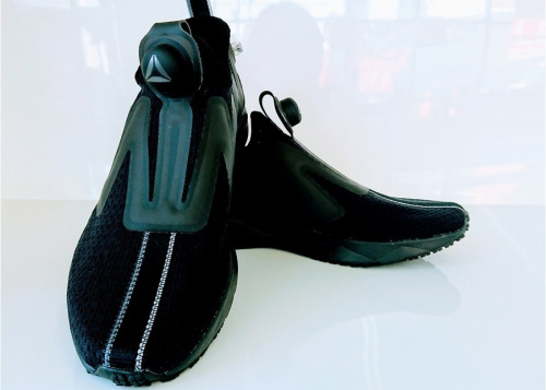 スニーカーのハイテクスニーカー