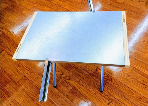 キャンプ用品のテーブル