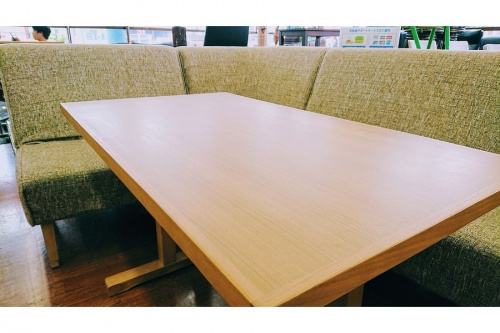 ダイニングセットのソファ