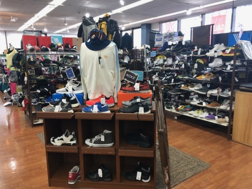 靴のスニーカー