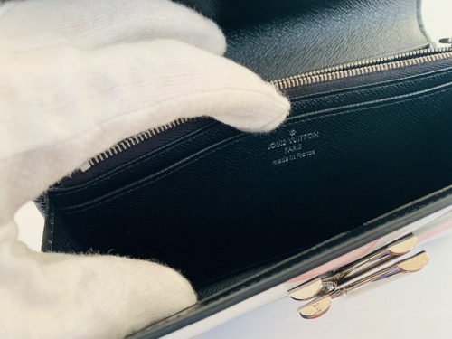 長財布のLOUIS VUITTON　GUCCI　ルイヴィトン　グッチ