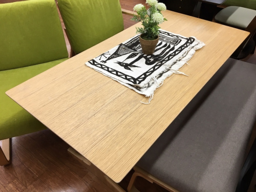 生活家具のテーブル
