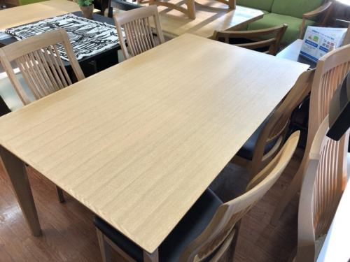 生活家具のテーブル