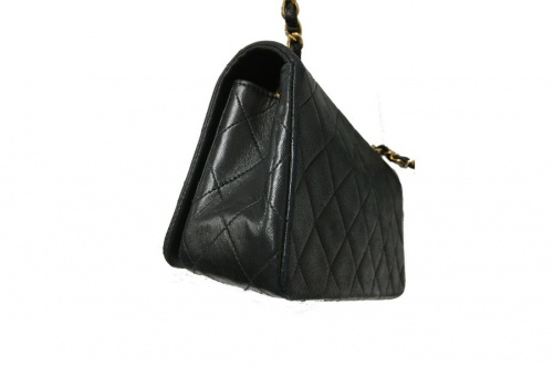 チェーンショルダーバッグのCHANEL