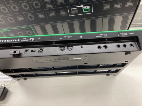 シンセサイザーのROLAND