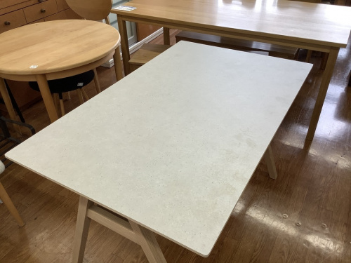 生活家具のテーブル