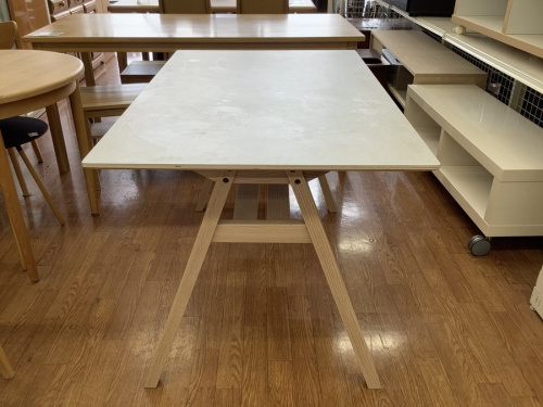 テーブルのダイニングテーブル