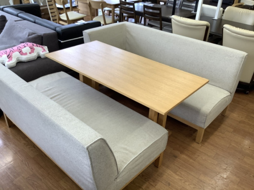 生活家具のテーブル