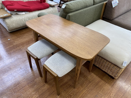 生活家具のテーブル