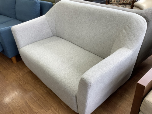 2人掛けソファーのライトグレー