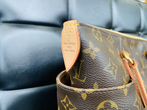 レザーMA-1ジャケットのLOUIS VUITTON