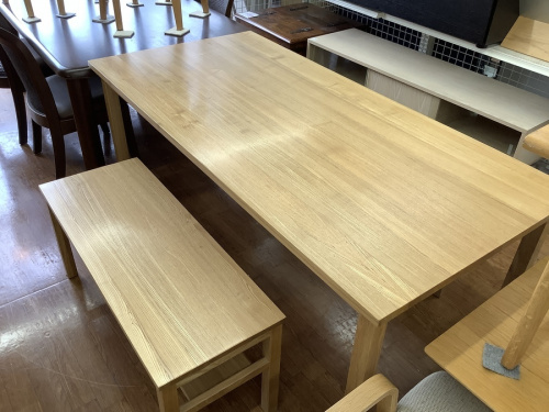 生活家具のテーブル