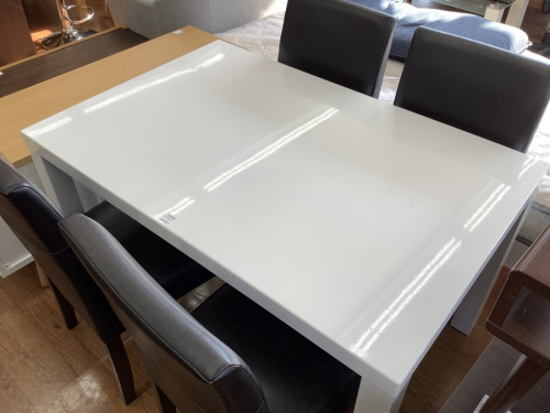 生活家具のテーブル