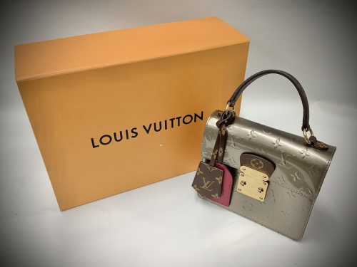 バッグのショルダーバッグ