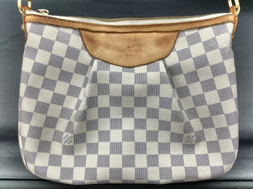 ショルダーバッグのLOUIS VUITTON