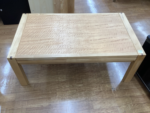 生活家具のテーブル