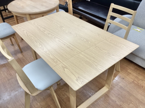 生活家具のテーブル