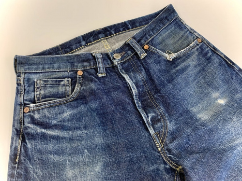 ボトムスのジーンズ