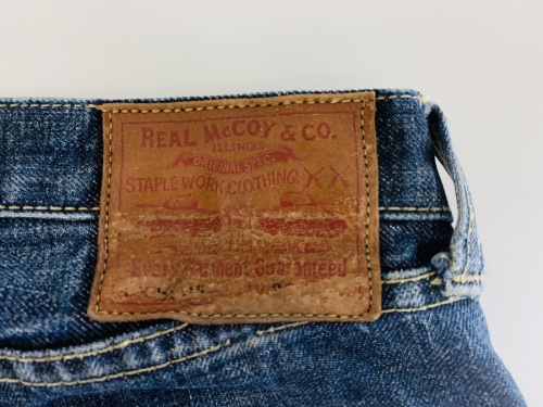 ジーンズのデニムパンツ