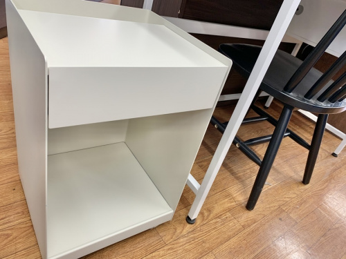 生活家具のテーブル