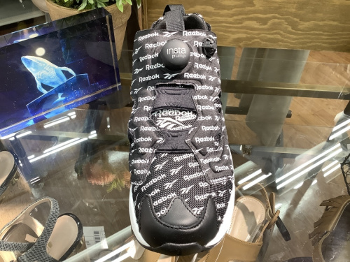 スニーカーのREEBOK