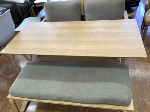 生活家具のテーブル