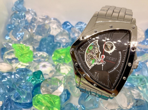 腕時計のスケルトン腕時計