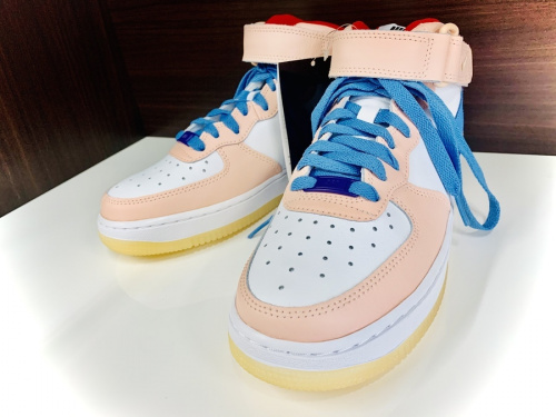 靴のスニーカー