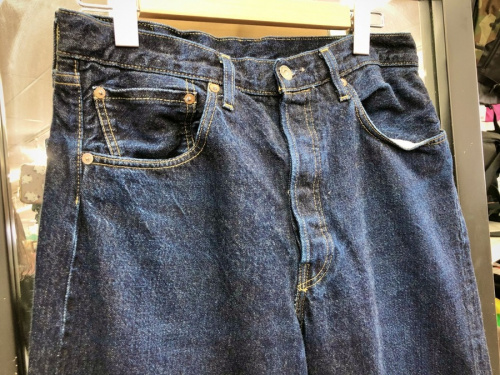 LEVI'S　リーバイスのデニムパンツ　