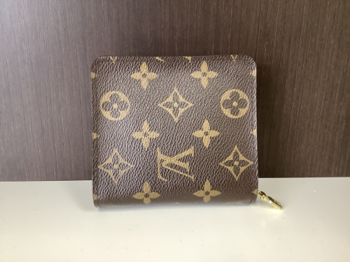 二つ折り財布のモノグラム