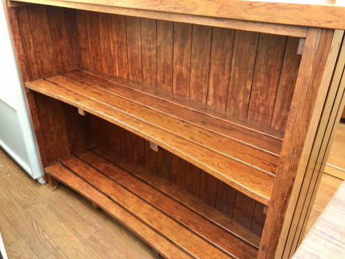 カウンターテーブルのブラウン