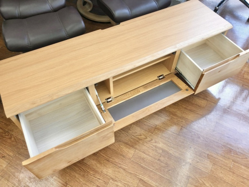 テレビボードの扉・引き出し付
