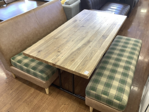 生活家具のテーブル