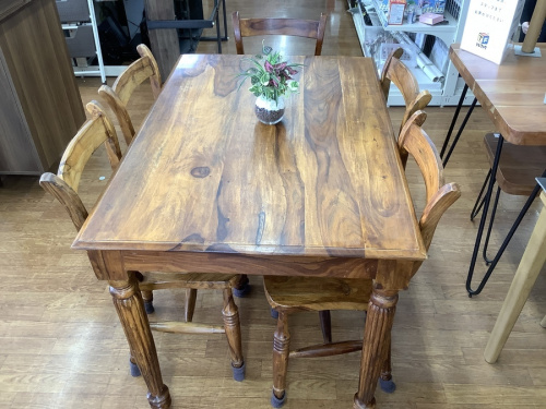 生活家具のテーブル