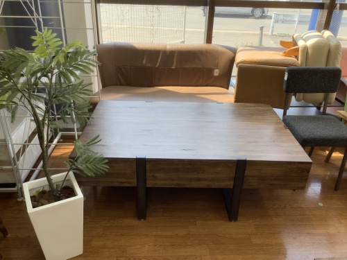 生活家具のテーブル
