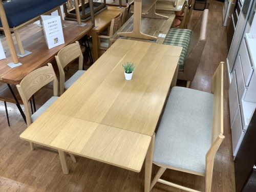 生活家具のテーブル