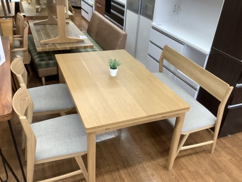 テーブルのダイニング4点セット