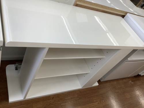 生活家具のテーブル