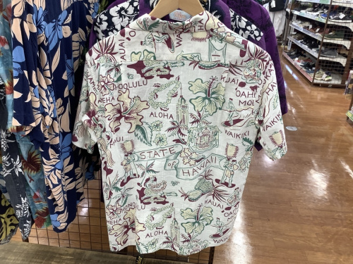 シャツのアロハシャツ