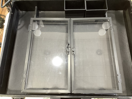 ドレッサーのプロ用メイクボックス