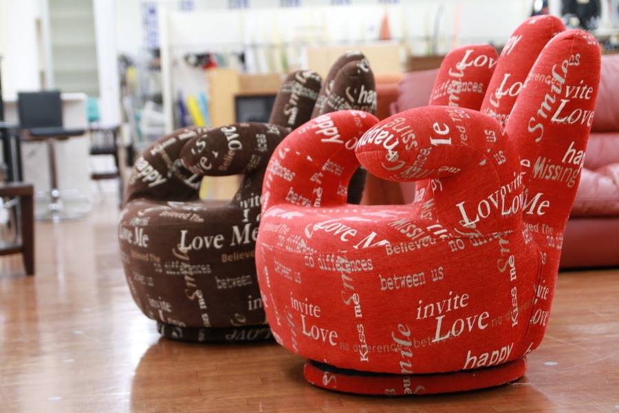 幕張店】一風変わったソファでお部屋にアクセント♪ハンドソファー入荷