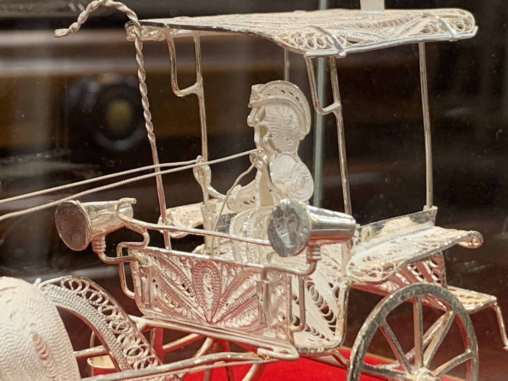 パカラッパカラッ】インドネシアの「馬車」の置物入荷しました！｜2023