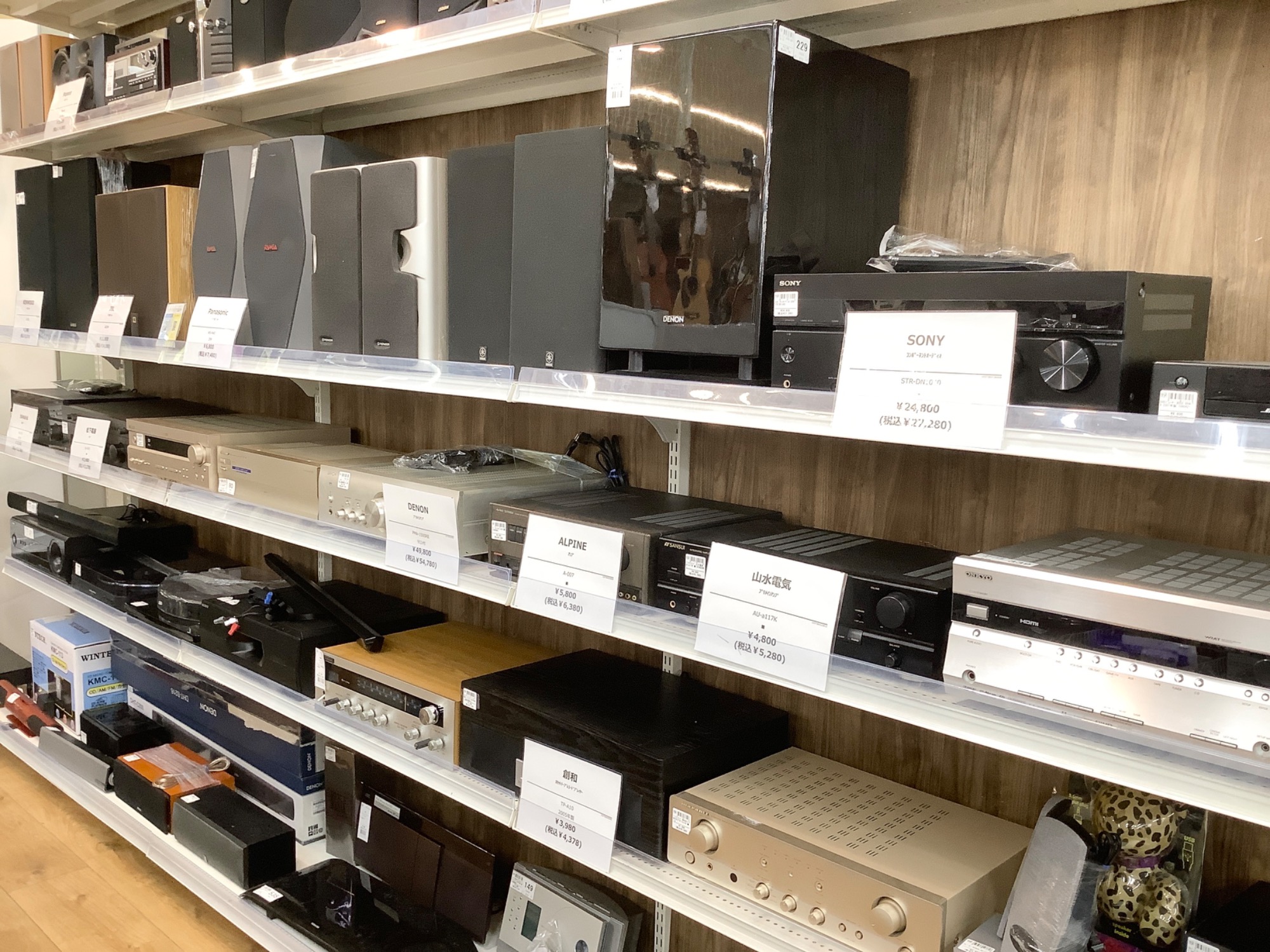 ネオンライトが輝く！】Heineken（ハイネケン）の電飾看板やレトロ