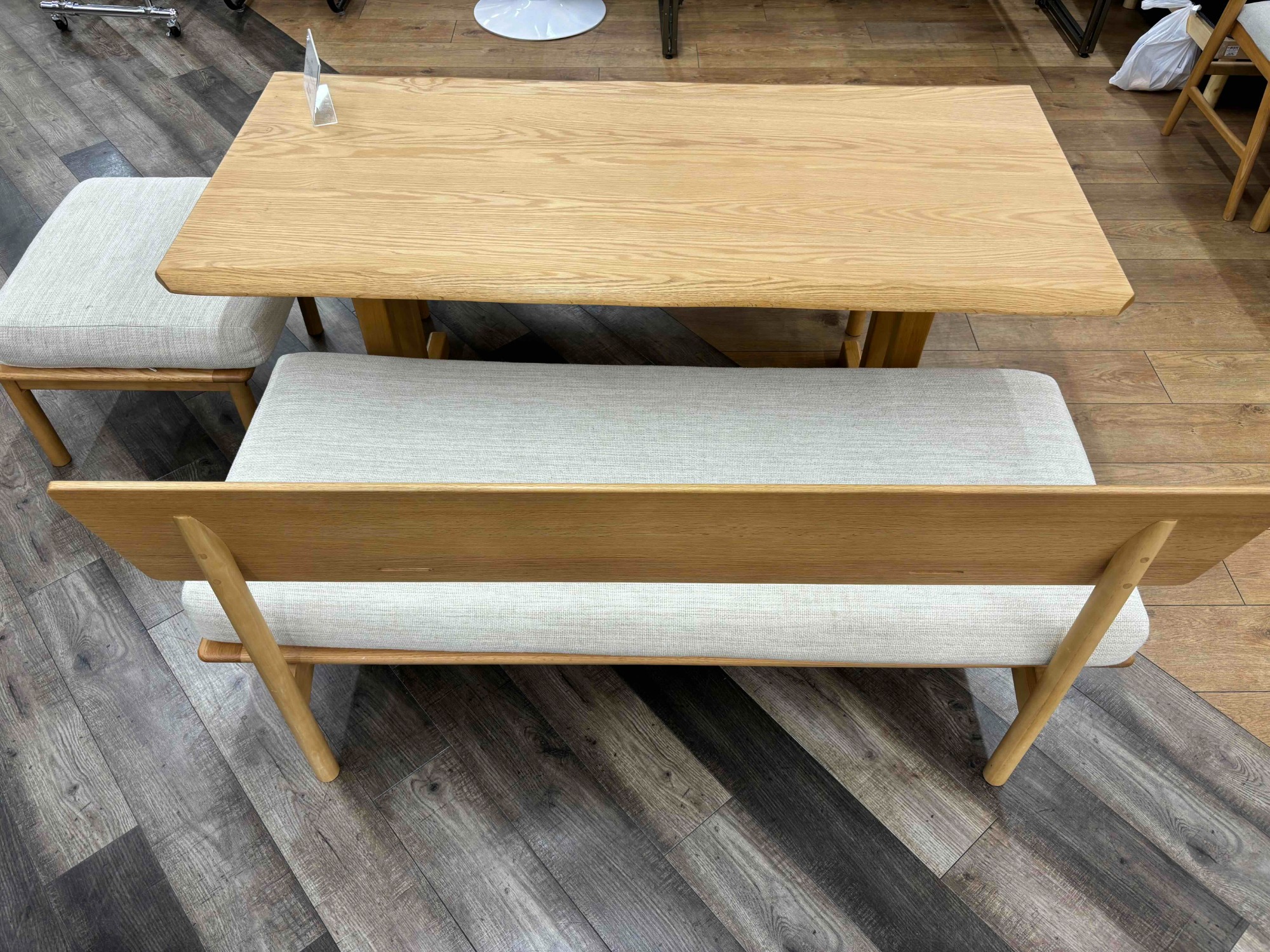 本日は新入荷しました、ニトリ の ダイニング4点セットのご紹介です