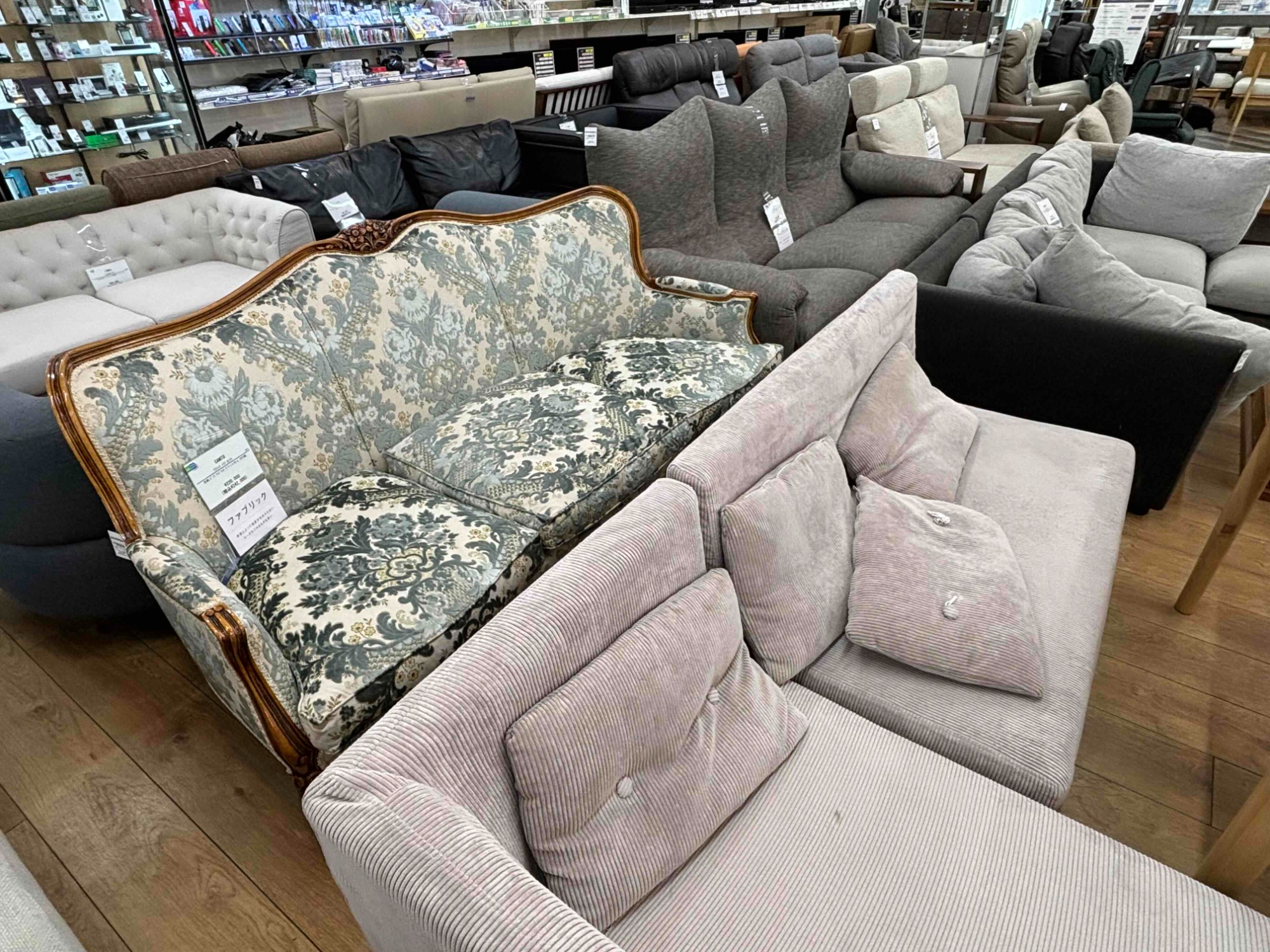 本日は新入荷しました、ニトリ の ダイニング4点セットのご紹介です