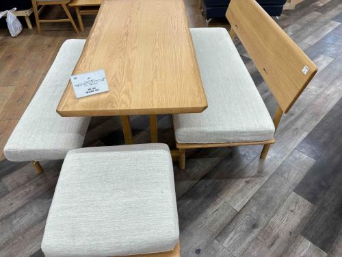 本日は新入荷しました、ニトリ の ダイニング4点セットのご紹介です